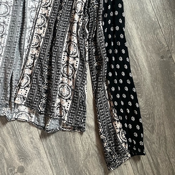 Forever 21 neutral lightweight multipoint open front cardigan. Size M - Picture 2 of 4